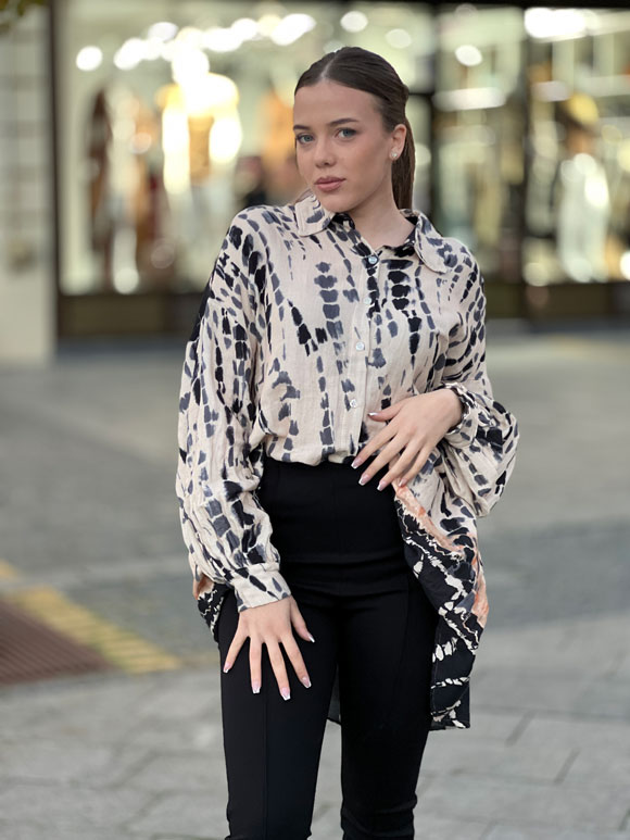 Model nosi šarenu bluzu na kopčanje