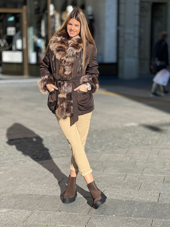 Model pozira u ženskoj jakni braon boje