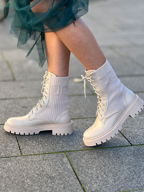 Model nosi ženske čizme poluduboke