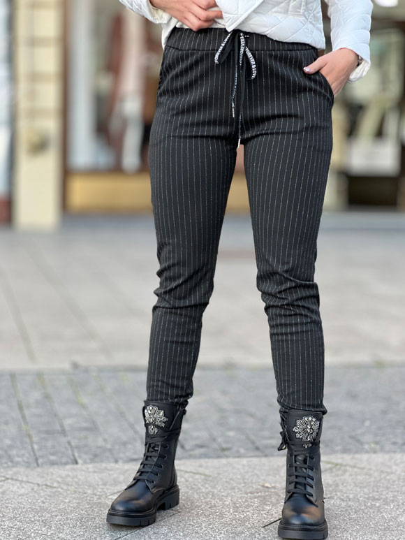 Model nosi ženske pantalone od poliestera