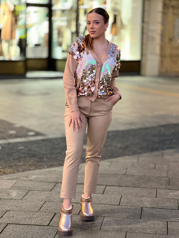 Model nosi ženske panatalone