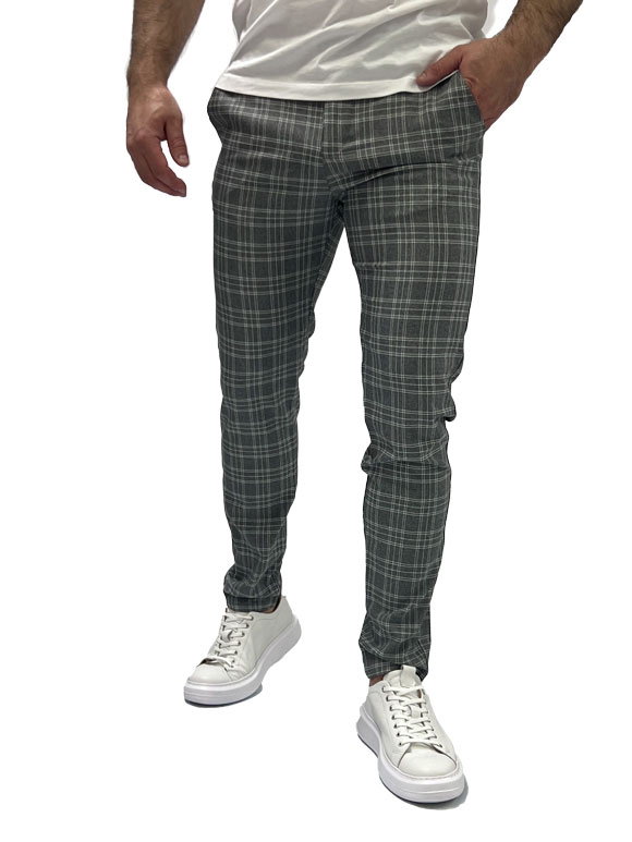 model nosi muske karo pantalone sive boje