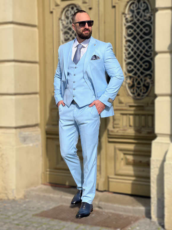 model nosi muško trodelno odelo svetlo plave boje