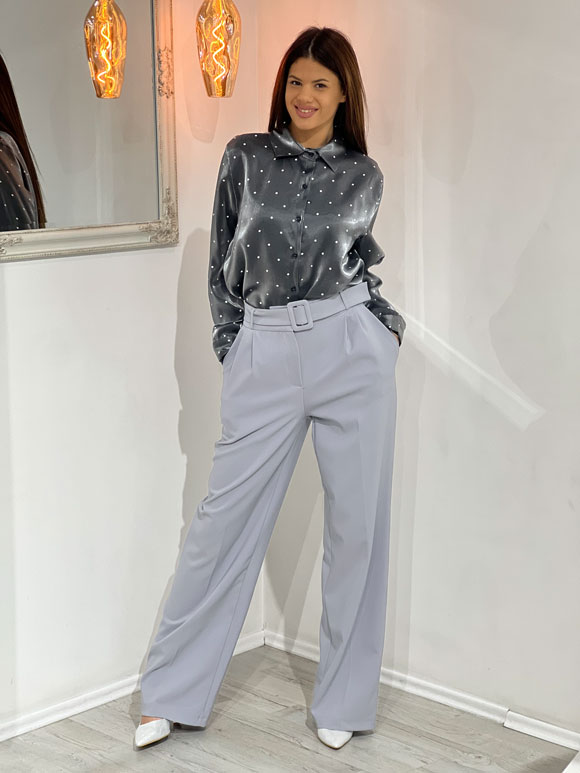 model nosi zenske sire pantalone