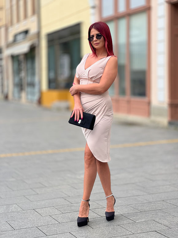 model nosi zensku haljinu