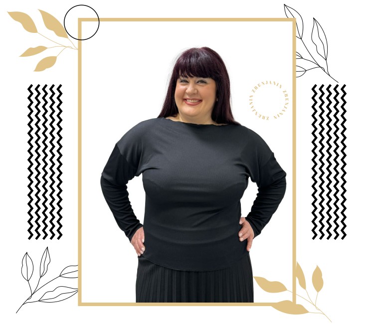 Ženski model pozira u plus size bluzi crne boje