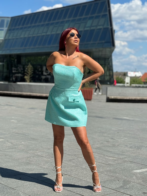 model nosi zensku korset haljinu kratku
