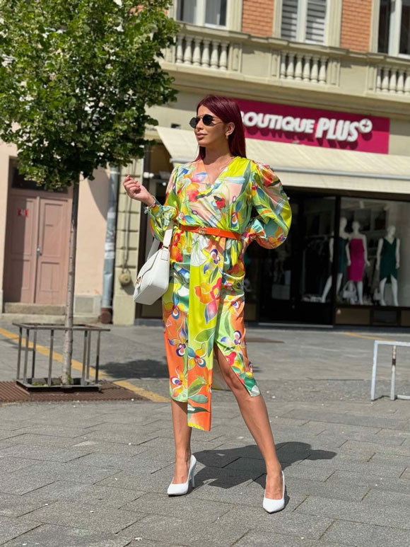 model nosi zensku haljinu satensku multi color