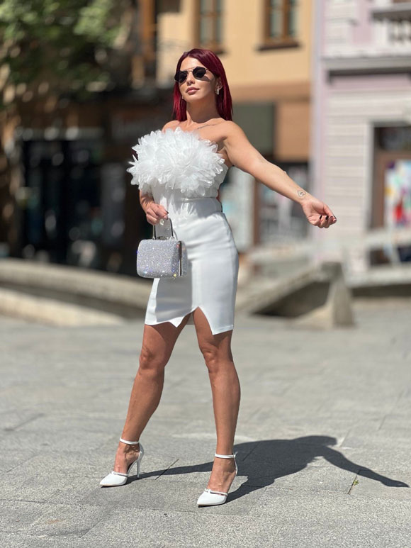 model nosi zensku belu haljinu
